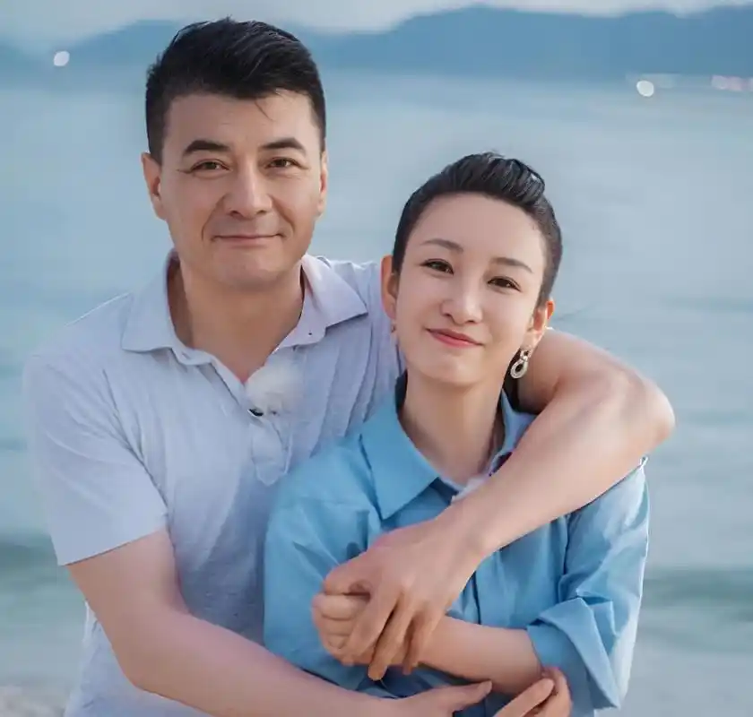 她的丈夫王新军非常疼爱他的妻子!