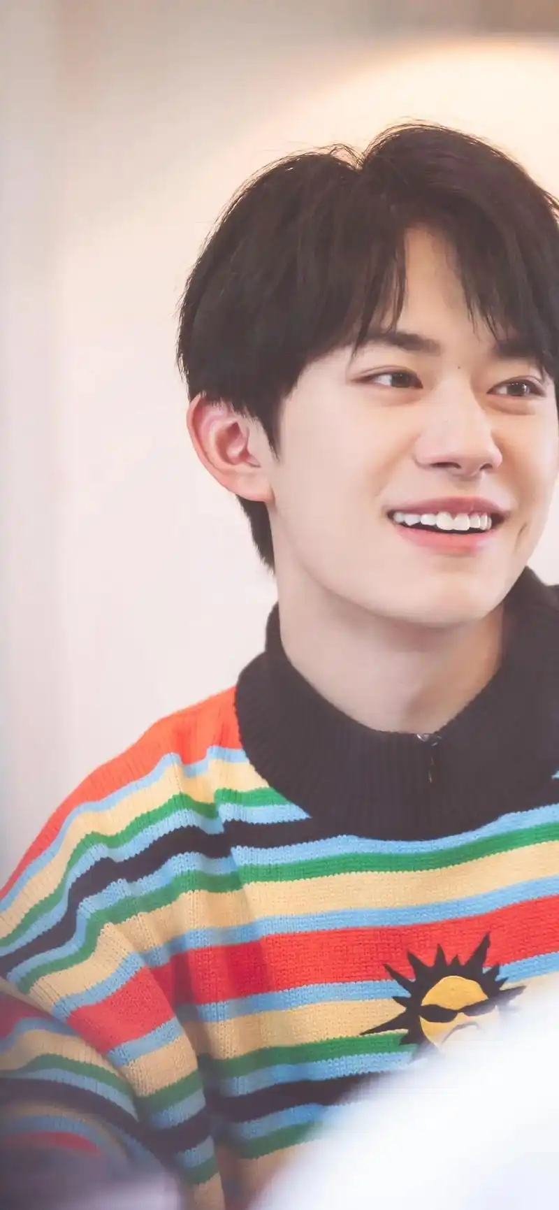 易烊千玺满江红  #治愈系笑容 #高清壁纸 #宝藏男孩 # - 抖音