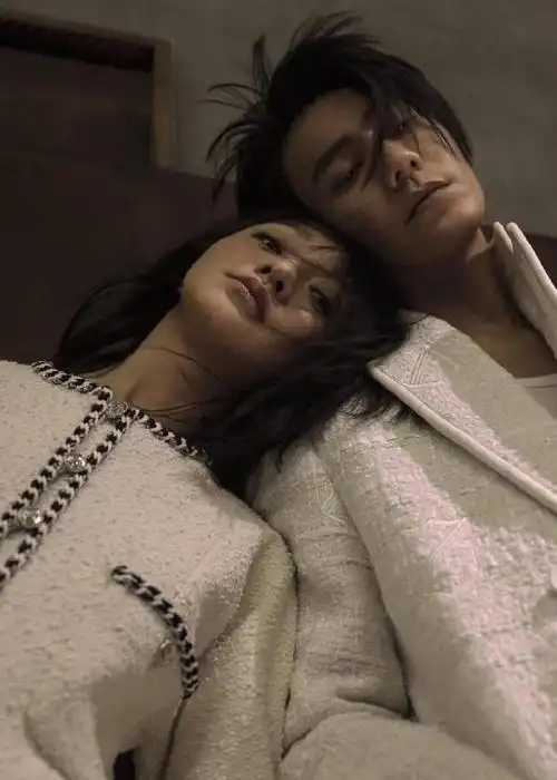 陈坤周迅拍时尚大片蹭肩歪头默契十足相识二十年只是纯友谊