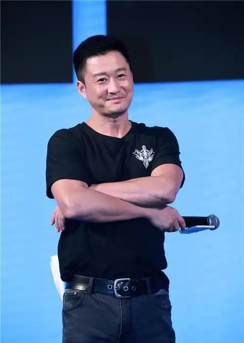 吴京霸气现身厦门!拒绝保安护送展示超强个性,毫不惧人身安全!