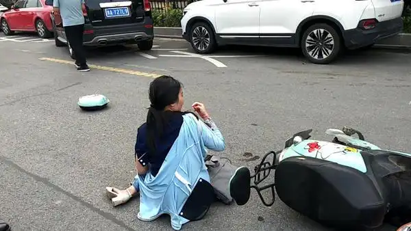骑电动车女子被轿车撞飞当场摔断片