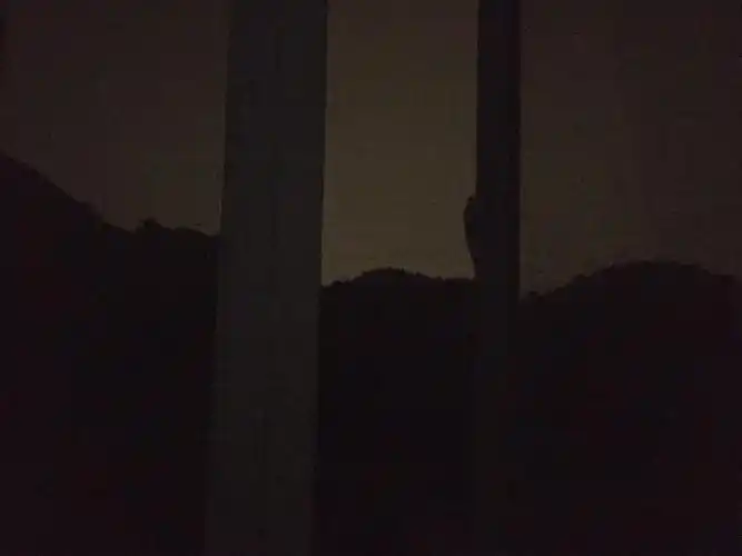 窗外,黑夜漫漫电闪雷鸣