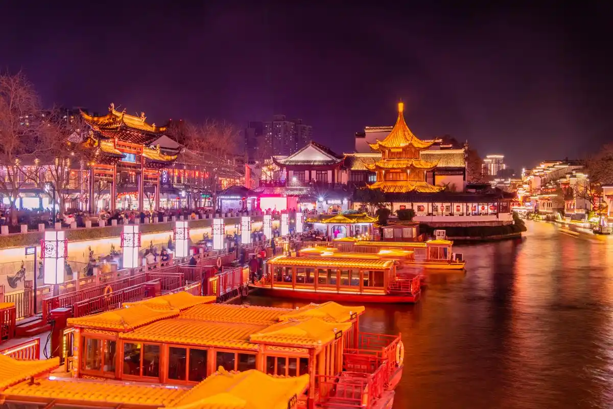 清代捧花生《秦淮画舫录》自序云:"游秦淮者,必资画舫,在六朝时胰然