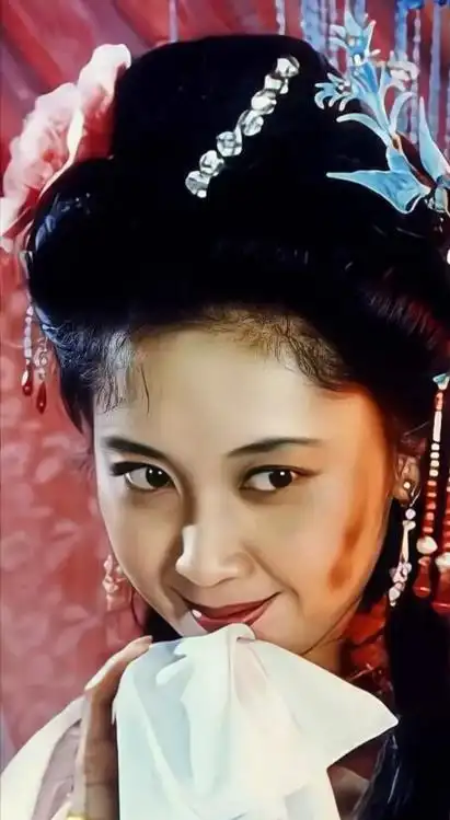 在《西游记》中饰演女儿国国王,回眸一笑征服无数观众,更是让剧中的