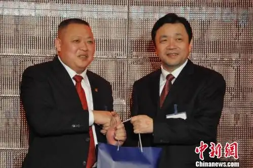 中共福建省委常委,福州市委书记杨岳(右)与加拿大闽商总会会长魏成