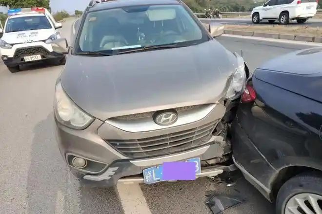 鹰潭发生5车连环追尾交通事故