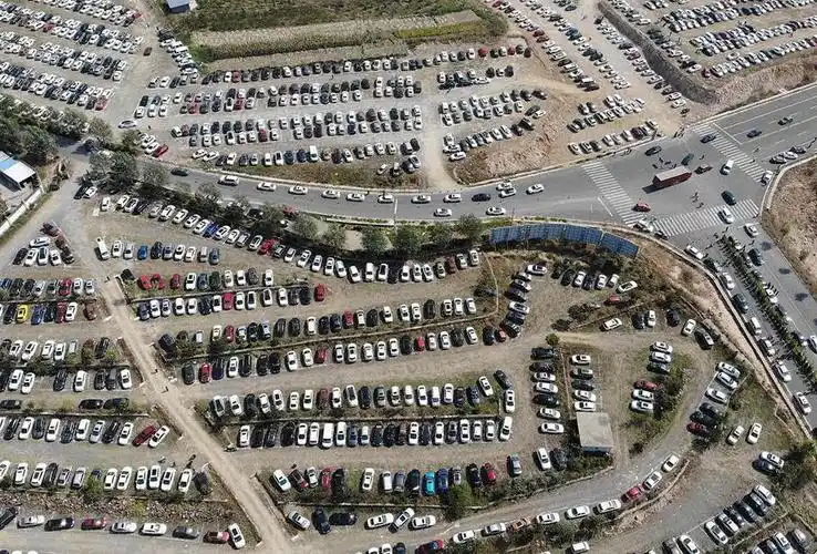 10月3日,山东临沂,沂南县竹泉村景区露天停车场停满了自驾游车辆.