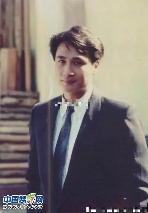 吴镇宇早年青涩照曝光