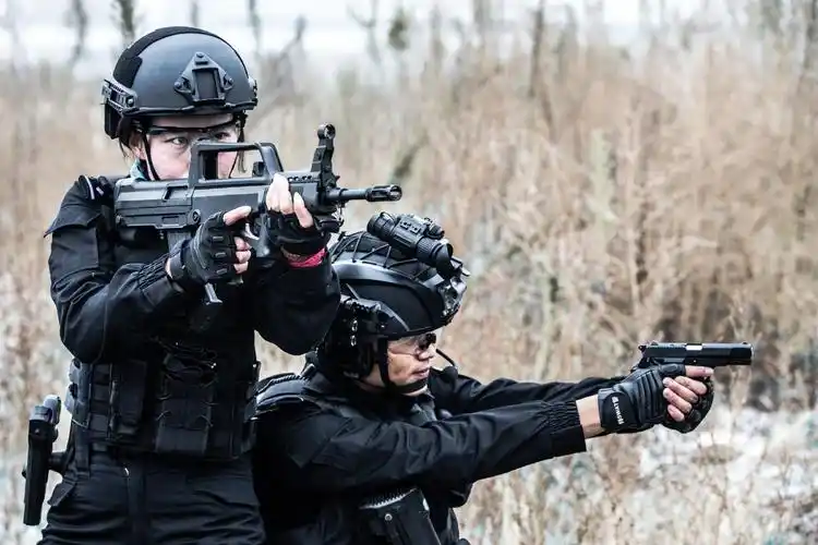 经济直播#【特警是怎么炼成的?去训练场看看!