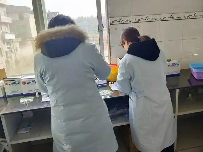 注射室正在给患者配药