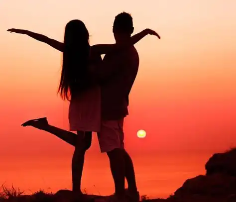 夕阳照耀下幸福恋人图片夕阳下的浪漫