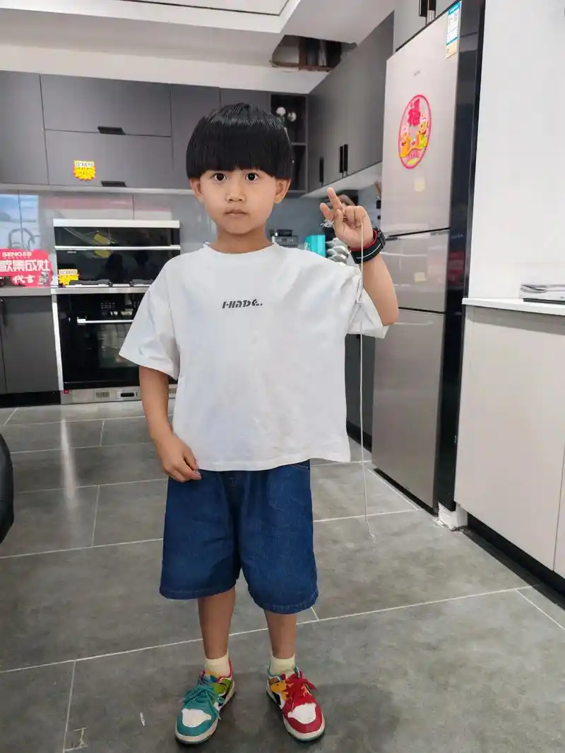 西瓜头换发型了