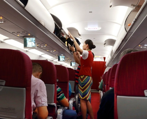 无论出差还是旅行,坐飞机必须了解4个内幕,空姐不会