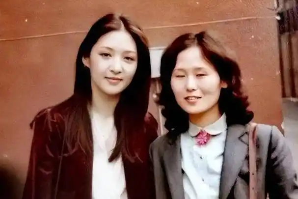 胡因梦没割双眼皮时的第一部电影,林青霞给她做配角.