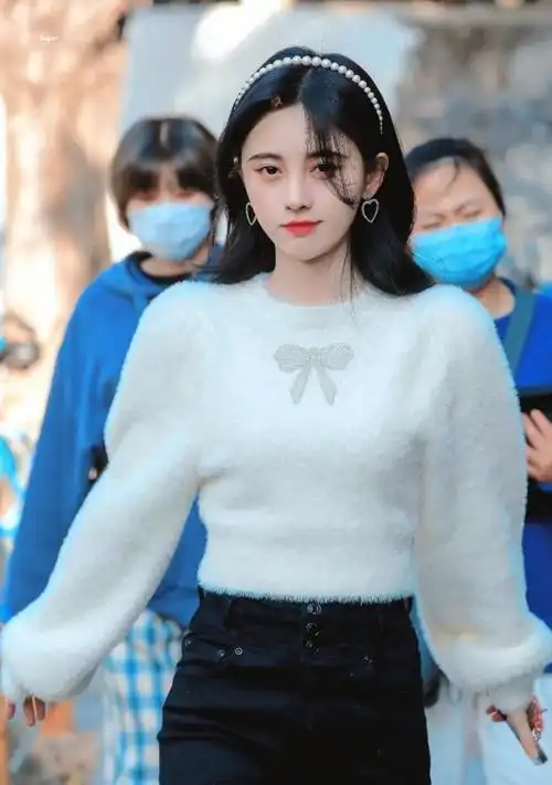 小个子学鞠婧祎穿出清纯少女感,短外套配高腰裤,甜美可爱还显高