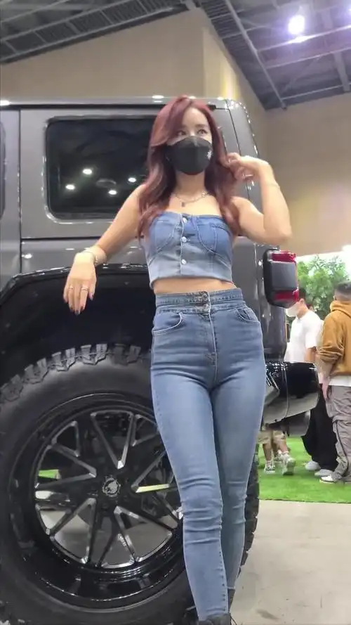 牛仔裤车模美女,这身材爱了吗?#牛仔裤美女 #车模小姐姐 #美女