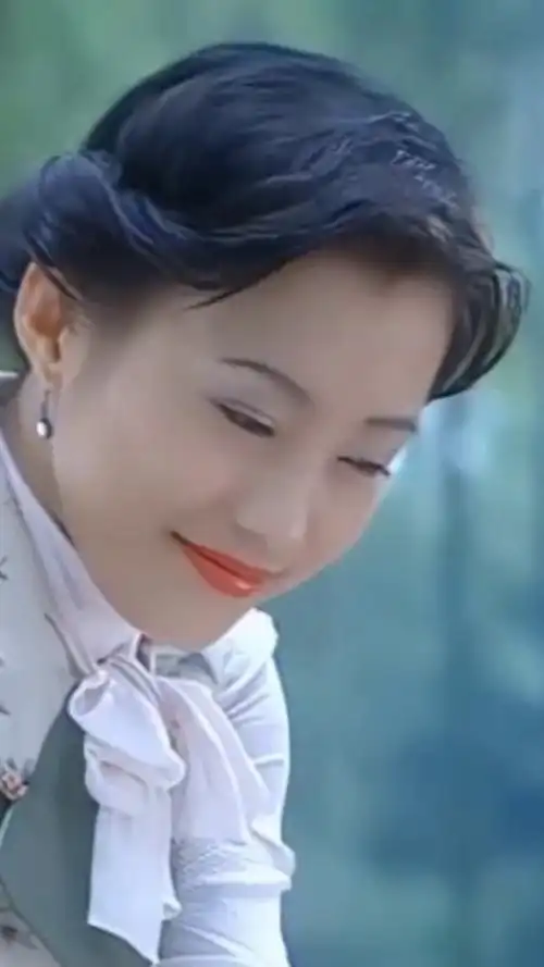 44岁的郝蕾  参加活动这谁顶得住啊 这也太好看了  年轻时候颜值