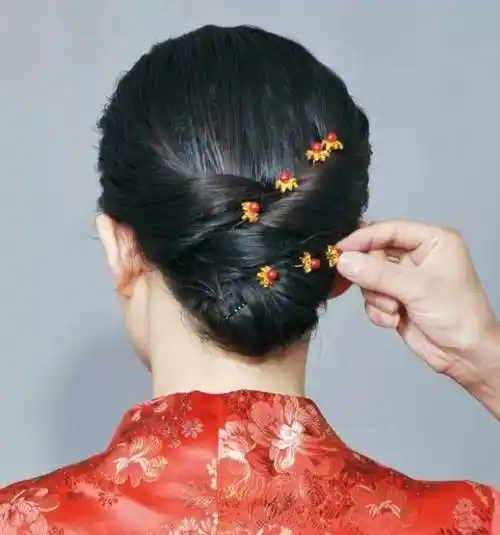 旗袍简单发型扎法步骤