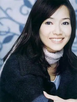 在周杰伦之后过了好些年,侯佩岑传出了订婚的消息,对方是花旗环球证券