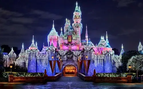 精彩的迪斯尼乐园,神奇的城堡,美丽的灯光,美国加利福尼亚州 壁纸