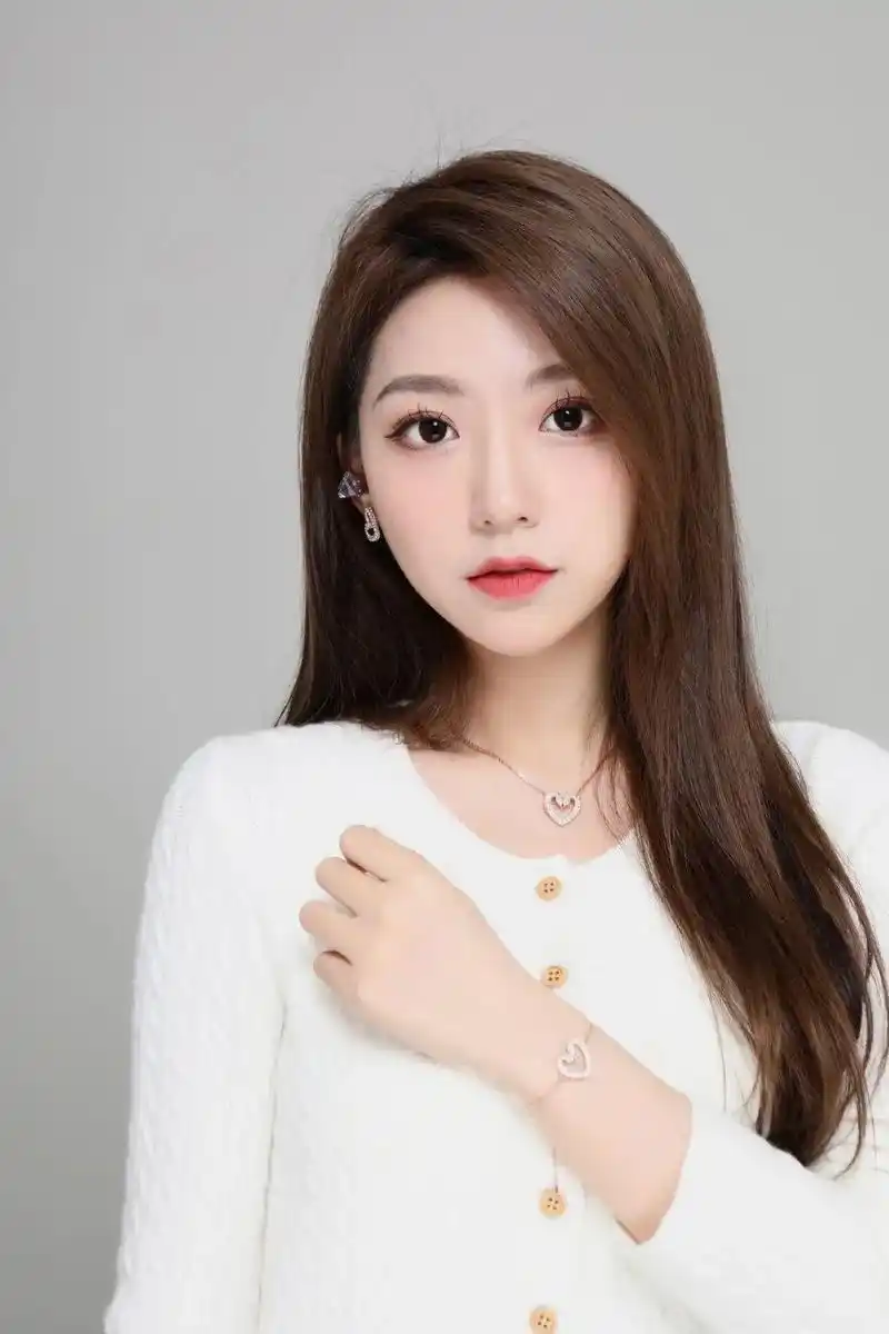 天云,美貌与智慧并存的kpl美女解说员