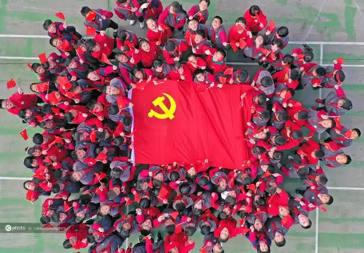 浙江仙居开学第一天小学生与党旗合影