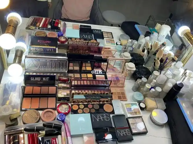 我的快乐拥有满桌化妆品