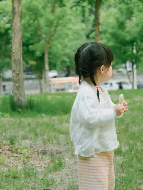 没剃过胎发的小女孩2岁头发也这么长啦60