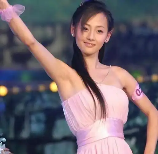 秦岚的腿挑不出毛病(刚出道就把秦岚从高台推下)(14)