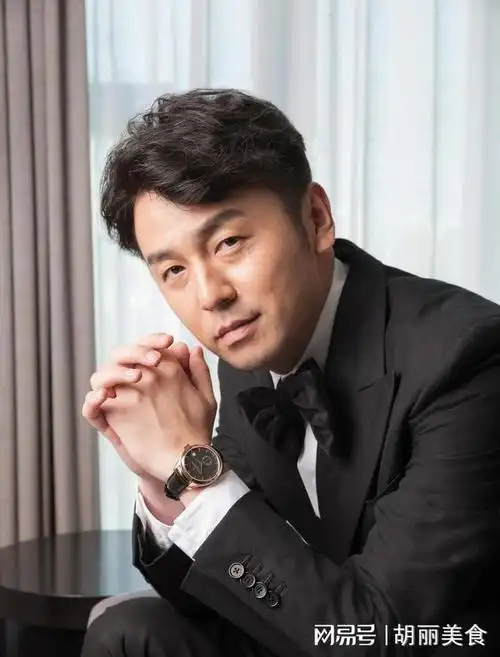 雷佳音疑秘密生二胎美娇妻晒家庭合照俩女孩出镜颜值气质出众