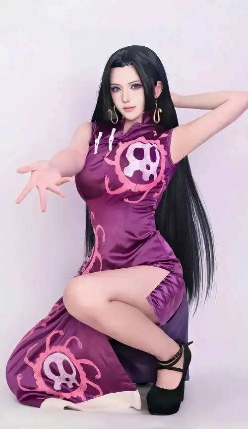 海贼王cos:旗袍女帝神还原,大长腿比命长,三刀流罗宾太霸气了