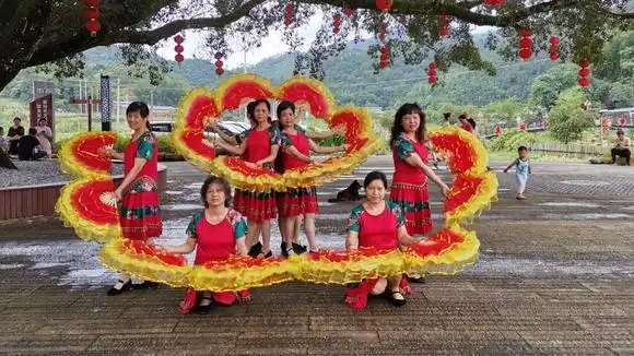 8人扇子舞队形版《好日子》-舞蹈视频-搜狐视频