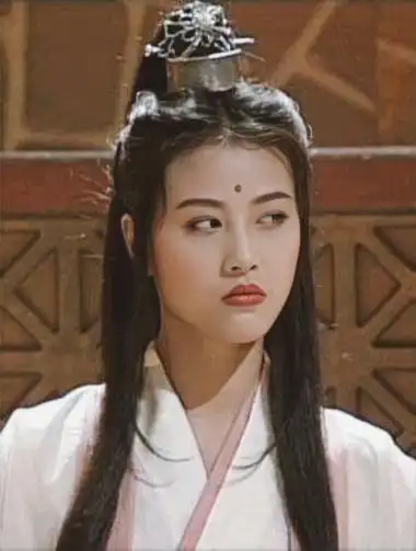 94版周芷若扮演者周海媚唱倚天屠龙记主题曲因为升降台吓到发抖