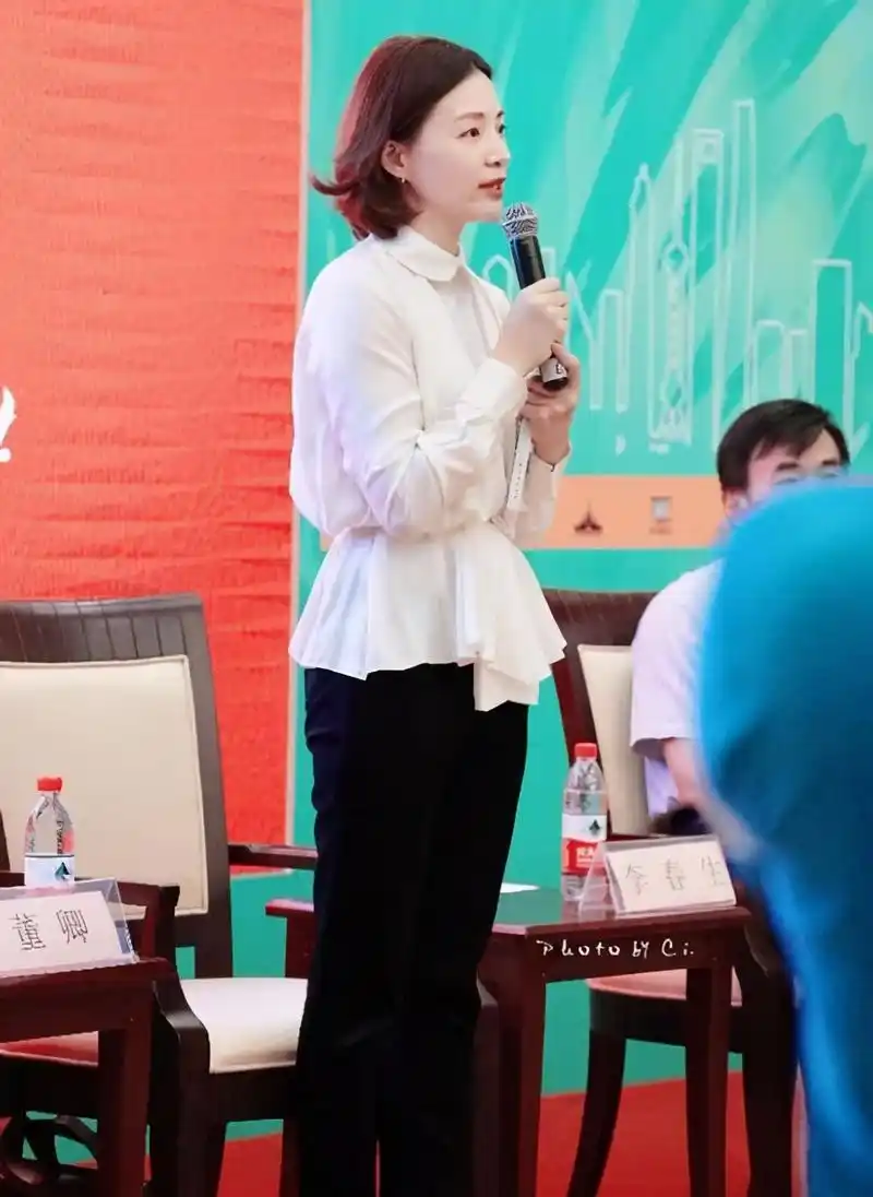 这件衣服采用的还是收腰的设计,而且下面再搭配一条黑色的裤子,就感觉