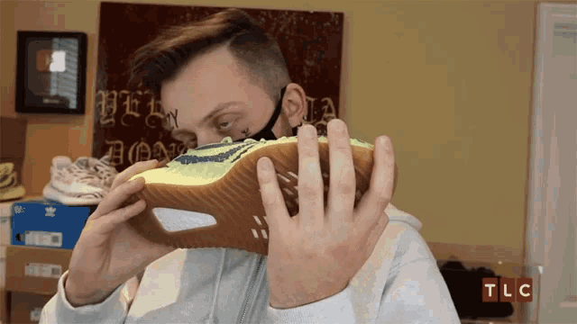 为什么很多鞋头喜欢闻自己的臭球鞋?