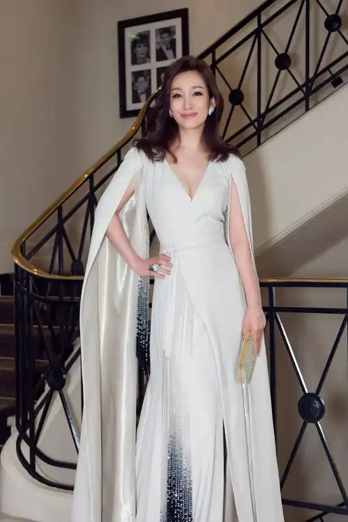 10 秦海璐亮相戛纳70周年红毯 闪耀坎城