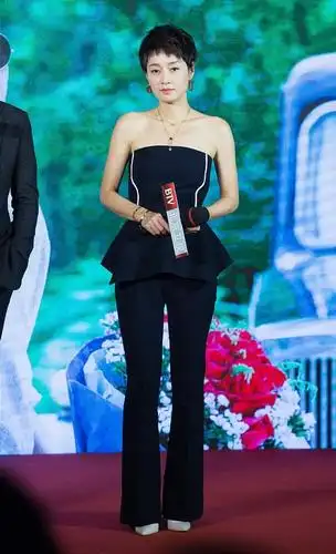 马伊琍的腿是真实存在的吗?穿紧身微喇裤也看不出赘肉,让人羡慕