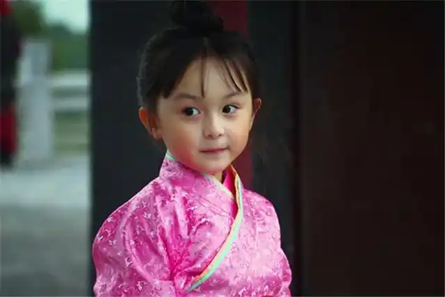 还记得《芈月传》中的小芈月吗?9岁的她,脸蛋精致的像个洋娃娃_刘楚恬