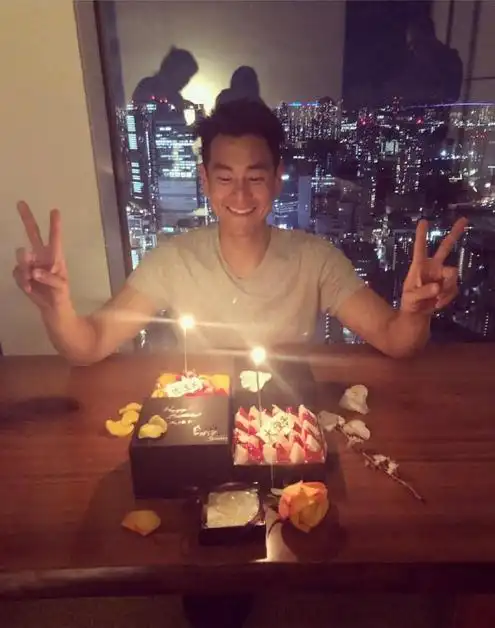彭于晏过生日心情超好 搞怪比v大口吃蛋糕