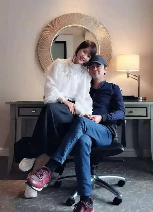 梁小冰晒与老公结婚旧照,嫁给"马文才"21年,恩爱如初