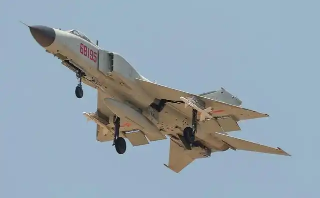 因其在高达2万米的高空以2马赫的速度进行作战需要较大进气量