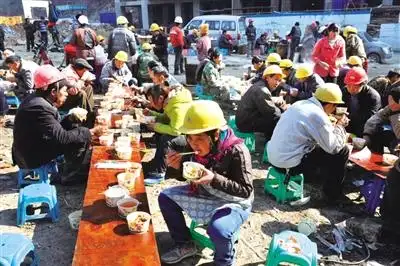 2014年12月29日,在贵阳市一个楼盘工地,数百名建筑工地工人