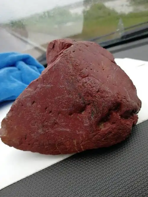 这个红色石头是什么东西,求鉴定,谢谢