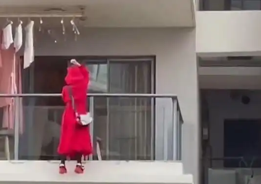 三亚1女子坠亡:生前穿红衣红鞋,爬20楼围栏外跳舞,屋内有遗书|坠楼|开