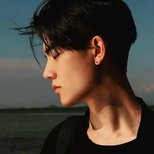 黄昏侧脸帅哥图片