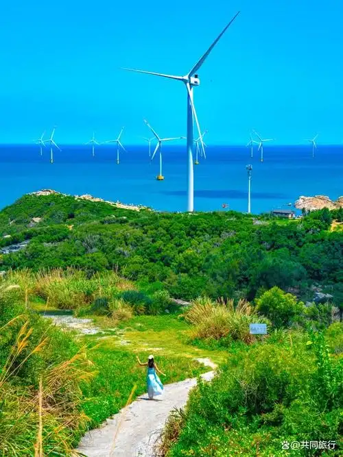 这里以唯美的海岛景色,原生态的渔村,独有的"蓝眼泪景观",还有古朴的