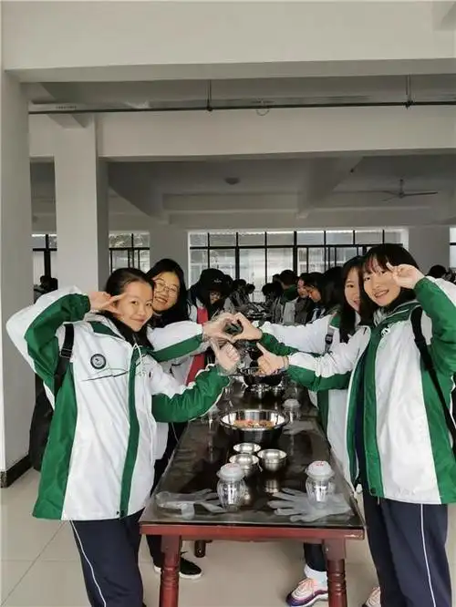 成都十七中:以丰富多元的课程设置培育创新人才