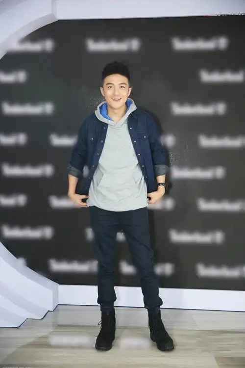 5 李泽锋亮相北京时装周 网友惊呼瘦版王世均帅炸