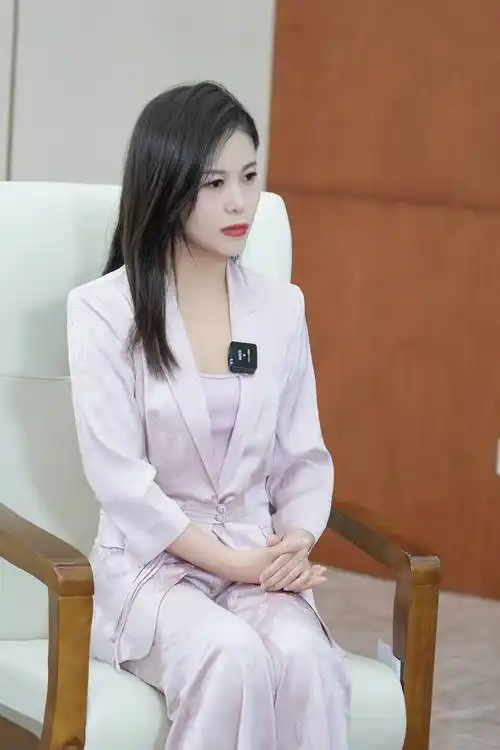 主持人刘美希专访写真曝光 优雅贵气别具一格_中国_文化_工作