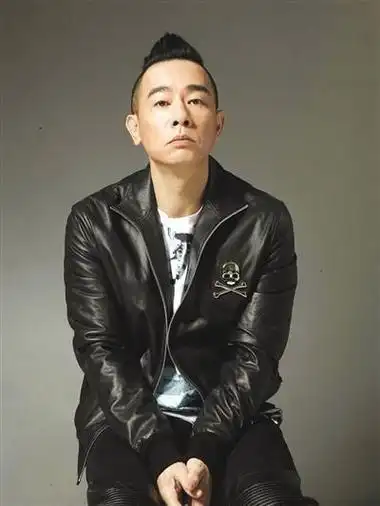 50陈小春私服穿搭远超同龄人穿橘色套装青春活力难怪是哥哥